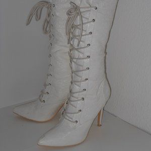 MACKLIN J WHITE FAUX LEATHER LACE UP BOOTS SIZE 9 MEDIUM